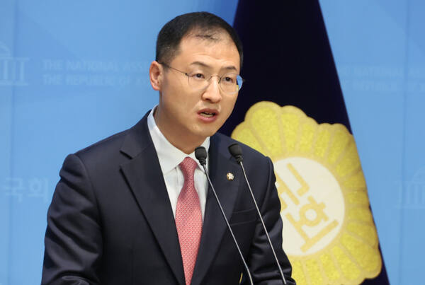 국민의힘을 탈당한 무소속 김상욱 의원이 15일 서울 여의도 국회 소통관에서 더불어민주당 이재명 대선 후보에 대한 지지 선언을 하고 있다. 연합뉴스