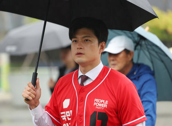 국민의힘 김용태 비상대책위원장이 15일 오전 김문수 대선 후보의 유세를 돕기 위해 서울 구로구 신도림역 입구로 가는 모습. 연합뉴스