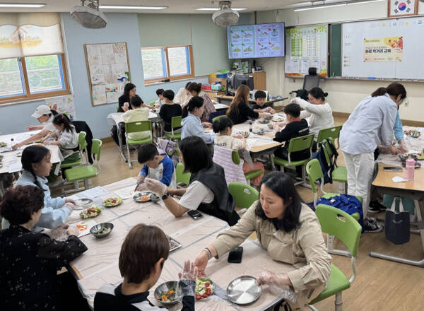 학생들이 엄마와 함께 직접 요리하며 식사예절을 배우고 있다. 김포교육지원청 제공