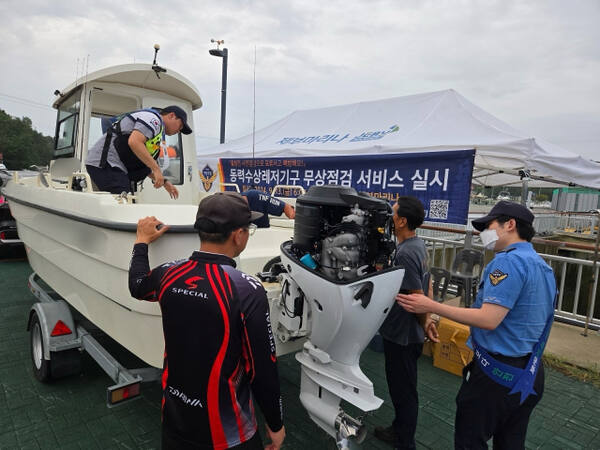 지난해 9월 평택해경을 비롯한 관계자들이 동력수상레저 기구를 점검하고 있다. 평택해양경찰서 제공
