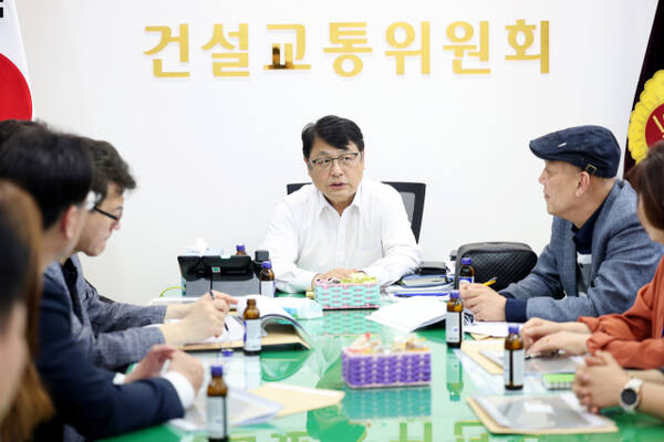 인천시의회 건설교통위원회는 최근 시의회 회의실에서 ‘원도심 정비사업, 소통으로 해법 찾는다’ 정책간담회를 했다. 시의회 제공