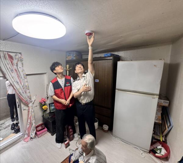 최근 인천소방본부,소방대원과 농심 직원이 이팔선(93세) 어르신 자택을 찾아 단독경보혐감지기를 설치하고 있다. 인천소방본부 제공