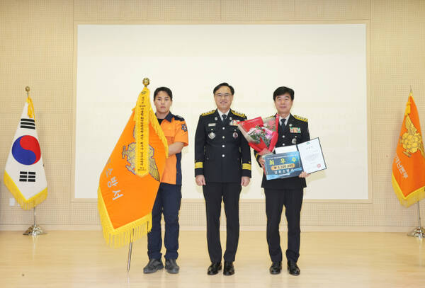 유해공 김포소방서장(맨 오른쪽)이 최우수기관 상을 수상한 뒤, 김재병 경기도소방재난본부장(가운데)과 기념사진을 촬영하고 있다. 김포소방서 제공