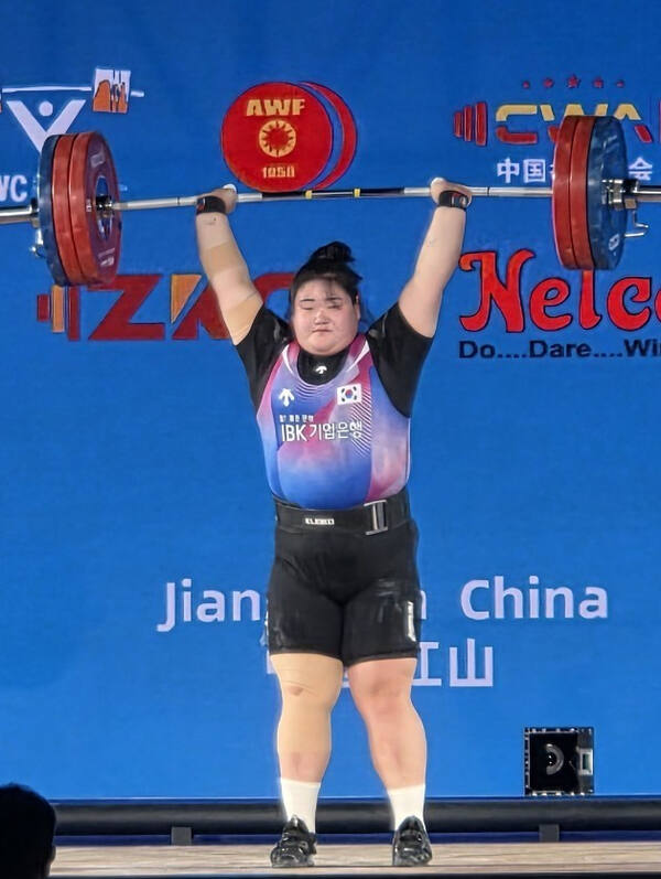 15일 중국 장산에서 열린 2025 아시아역도선수권대회 여자 +87㎏급 경기서 고양시청 박혜정이 힘차게 바벨을 들어올리고 있다.고양시청 제공