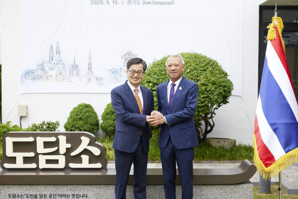 15일 오후 도담소에서 김동연 경기도지사가 피팟 라차낏쁘라칸 태국 노동부 장관과 기념촬영을 하고 있다. 경기도 제공