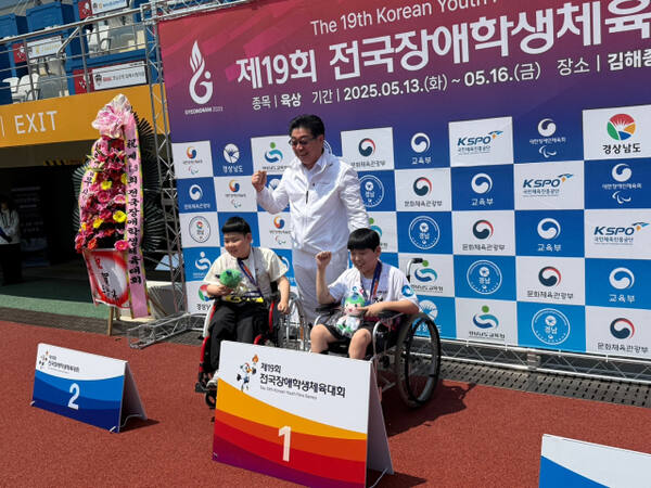 15일 경남 김해종합운동장에서 열린 ‘제19회 전국장애학생체육대회’ 2일차, 2관왕을 달성한 박승찬 선수(왼쪽 3번째)와 수상자들이 기념촬영을 하고 있다. 인천시장애인체육회 제공