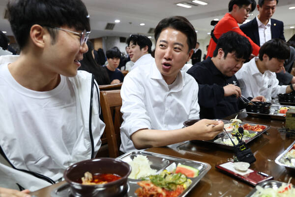 개혁신당 이준석 대선 후보가 16일 충청남도 단국대학교 천안캠퍼스에서 진행한 '학식먹자 이준석' 행사에서 학생들과 점심을 먹으며 대화를 나누고 있다. 연합뉴스