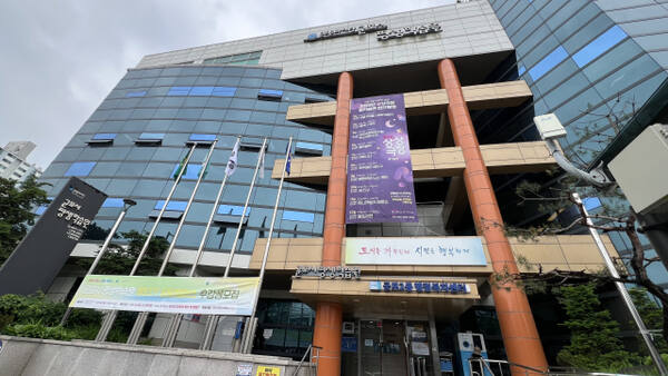 평생학습원, 군포2동 행정복지센터, 주민자치회 등이 입주한 복합공간인 군포시 평생학습원 전경. 윤덕흥기자