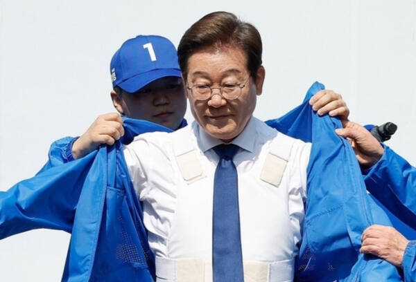 선거 유세에 앞서 방탄복을 착용 중인 이재명 더불어민주당 대선 후보. 연합뉴스