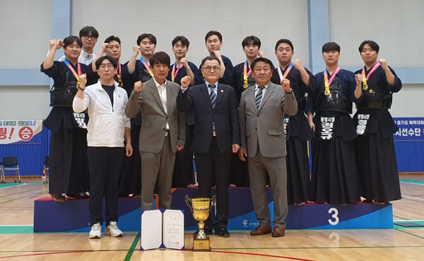 제71회 경기도체육대회 검도 남자 2부서 대회 3연패를 달성한 광명시청 팀이 시상식 후 김두현 경기도검도회장(앞줄 오른쪽 두번째)과 기념촬영을 하고 있다.광명시청 제공