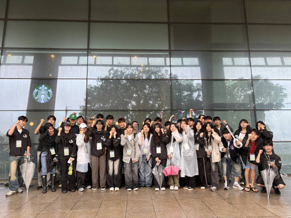 가천대 경영대학·사회과학대학 연합 ‘플로깅 봉사활동’에 참여한 학생들이 기념촬영을 하고 있다. 가천대 제공