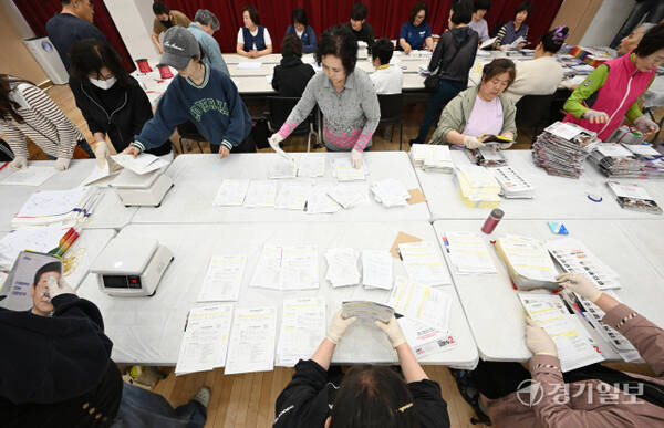 18일 인천 남동구 간석4동 행정복지센터에서 관계자들이 제21대 대통령 선거 책자형 선거공보 방송 작업을 하고 있다. 조병석기자