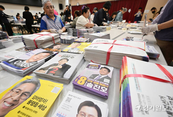 18일 인천 남동구 간석4동 행정복지센터에서 관계자들이 제21대 대통령 선거 책자형 선거공보 방송 작업을 하고 있다. 조병석기자