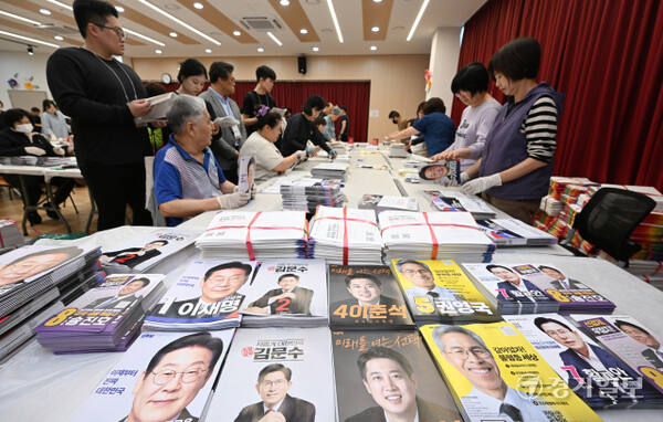 18일 인천 남동구 간석4동 행정복지센터에서 관계자들이 제21대 대통령 선거 책자형 선거공보 방송 작업을 하고 있다. 조병석기자