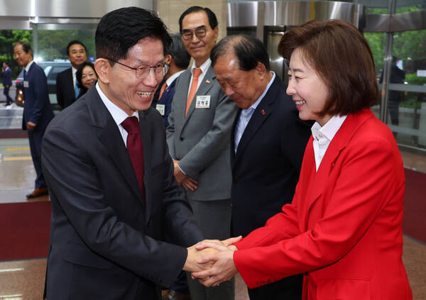 국민의힘 김문수 대선 후보가 15일 '자랑스러운 중소기업인협의회 조찬 강연'이 열린 서울 영등포구 중소기업중앙회에 도착해 나경원 공동선거대책위원장과 인사하고 있다. 연합뉴스