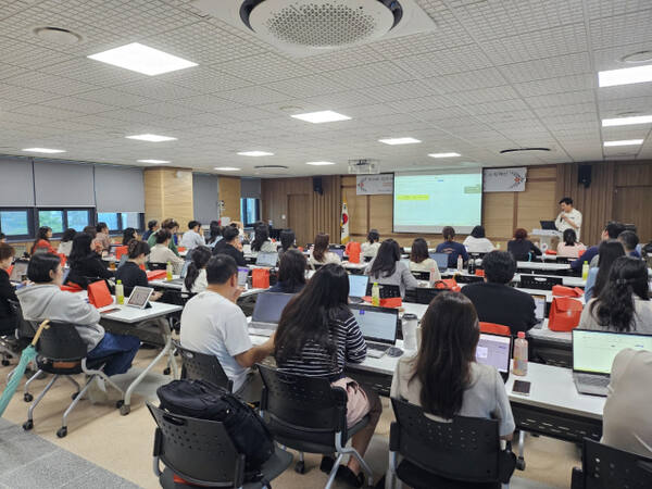이천교육지원청이 관내 초·중·고·특수학교 교원을 대상으로 하이러닝 활용 1단계 맞춤형 연수를 실시했다. 이천교육지원청 제공.