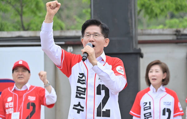 국민의힘 김문수 대선 후보가 16일 오전 화성특례시 동탄센트럴파크 음악분수광장에서 열린 집중유세에서 시민들에게 지지를 호소하고 있다. 홍기웅기자