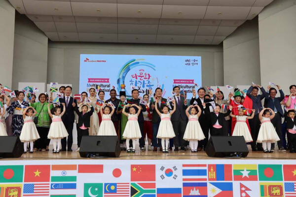 수원제1야외음악당에서 열린 제17회 다문화 한가족 축제 모습. 수원출입국·외국인청 제공