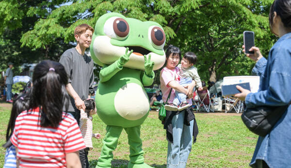 수원시 마스코트인 수원청개구리 캐릭터 '수원이'가 가족 단위 관객들과 기념촬영을 하고 있다. 윤원규기자
