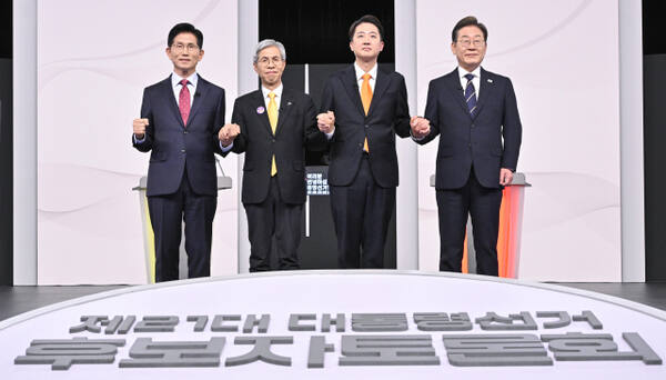 국민의힘 김문수(왼쪽부터)·민주노동당 권영국·개혁신당 이준석·더불어민주당 이재명 대선후보가 18일 서울 마포구 상암동 SBS 프리즘센터 스튜디오에서 열린 제21대 대선 1차 후보자 토론회 시작에 앞서 기념촬영을 하고 있다. 연합뉴스