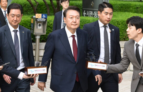 윤석열 전 대통령이 12일 서울 서초구 중앙지방법원에서 열린 내란 우두머리 혐의, 직권남용 권리행사방해 혐의 사건 3차 공판을 마친 뒤 법정을 나서고 있다. 연합뉴스