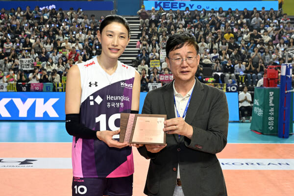 이민근 안산시장이 세계 배구계에 족적을 남긴 은퇴한 배구 여제 김연경 선수에 공로패를 전달했다. 안산시 제공