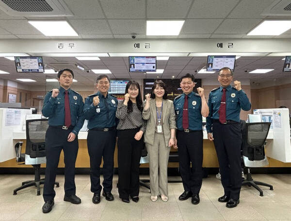 지난 16일 이기범 양주경찰서장을 비롯한 관계자들이 보이스피싱 피해를 예방한 양주축협 회천지점 직원에 감사장을 수여하고 기념사진을 촬영하고 있다. 양주경찰서 제공