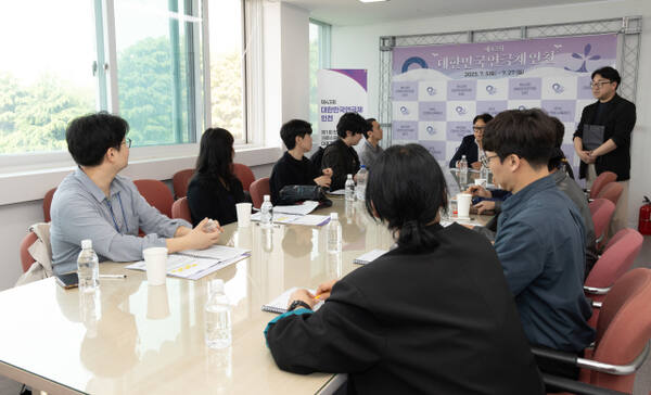 ‘제43회 대한민국연극제 인천’ 집행위원회가 지난 15일 대연집행위 사무국에서 ‘제1회 인천 크로스떼아뜨르페스타’ 대표자 회의를 하고 있다. ‘제43회 대한민국연극제 인천’ 집행위원회 제공