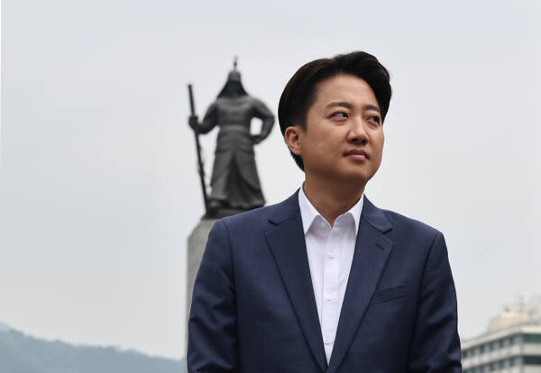 19일 개혁신당 이준석 대선 후보가 서울 광화문광장에서 기자회견을 마친 후 시청으로 이동하고 있다. 연합뉴스