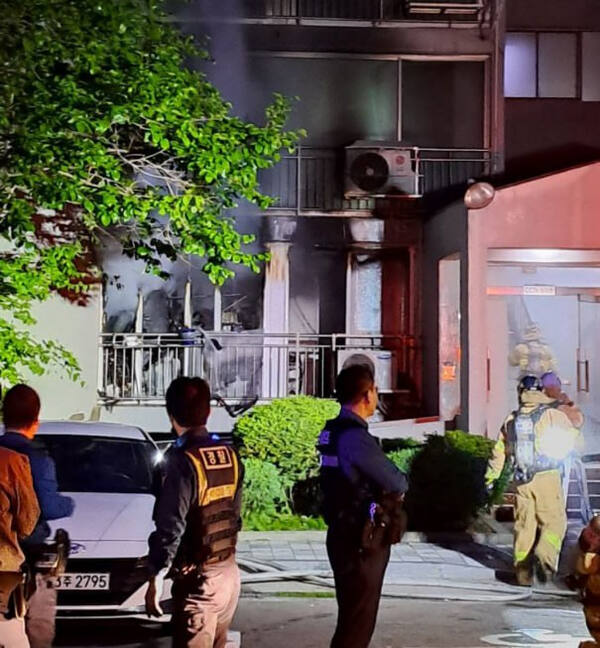 20일 오전 4시50분께 수원시 영통구 원천동의 한 아파트 1층에서 화재가 발생한 모습. 경기도소방재난본부 제공