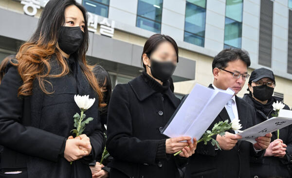 지난해 2월 웹툰작가 주호민 아들 정서 학대 혐의로 1심에서 벌금 200만원의 선고 유예 판결을 받은 특수교사 A씨가 수원지방법원에서 김기윤 변호사, 전국특수교사노동조합원 50여명과 함께 기자회견을 진행하고 있다. 경기일보DB