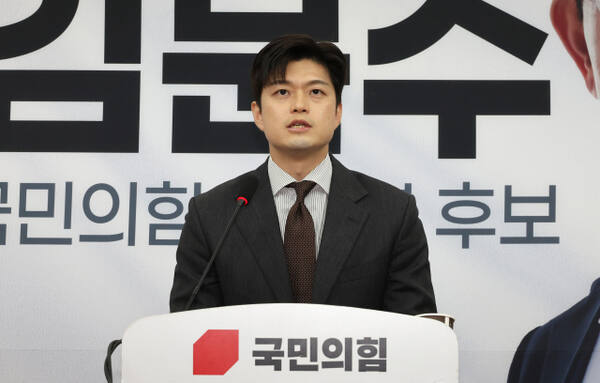 국민의힘 김용태 비상대책위원장이 20일 서울 여의도 국회에서 김문수 후보 배우자 설난영, 더불어민주당 이재명 후보 배우자 김혜경 여사 등 대통령 후보 배우자 TV 토론을 제안하고 있다. 연합뉴스