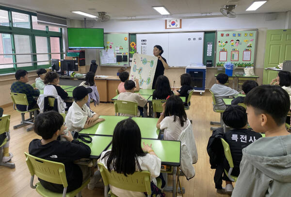 인천 미추홀구가 초등학교 학생들을 대상으로 학교 숲을 활용한 생태체험 교육인 ‘학교 숲 교육프로그램’을 운영하고 있다. 미추홀구 제공