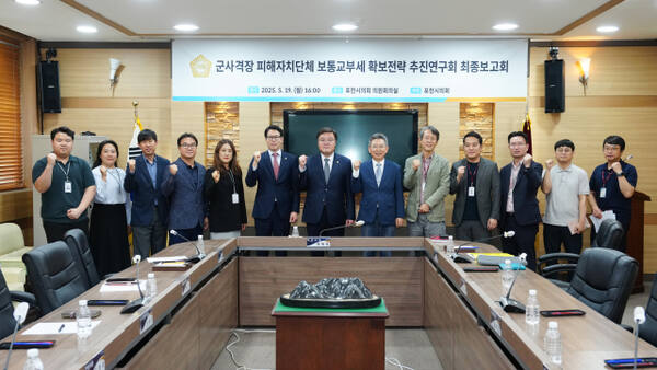 포천시의회 의원연구단체가 19일 의원회의실에서 열린 군사격장 피해 교부세 확보 연구활동 최종보고회를 마치고 기념사진을 찍고 있다. 포천시의회 제공