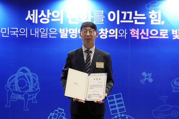 전진 브릴스 대표이사가 지난 19일 열린 제60회 발명의 날 기념식에서 수상한 뒤 기념 촬영을 하고 있다. 브릴스 제공