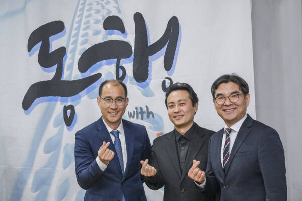 (왼쪽부터)곽태훈 단장(수원 상촌중 교장), 안영선 대외협력부장(안산초 교장), 구성우 지휘자. 윤원규기자