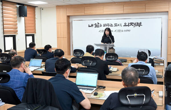 김보경 의정부시 환경자원국장이 21일 기자실에서 간담회를 통해 ‘자원회수시설 현대화사업’의 추진 현황과 주민 요구사항 반영 상황을 설명하고 있다. 의정부시 제공