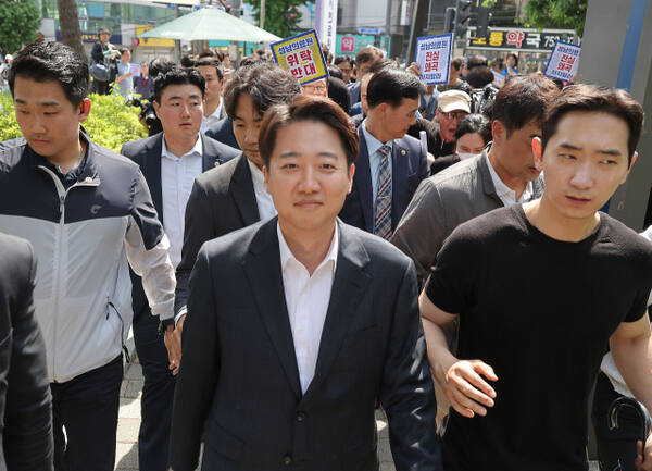 개혁신당 이준석 대선 후보가 21일 성남의료원에 도착, 시민단체 회원들의 항의를 받으며 들어서고 있다. 연합뉴스