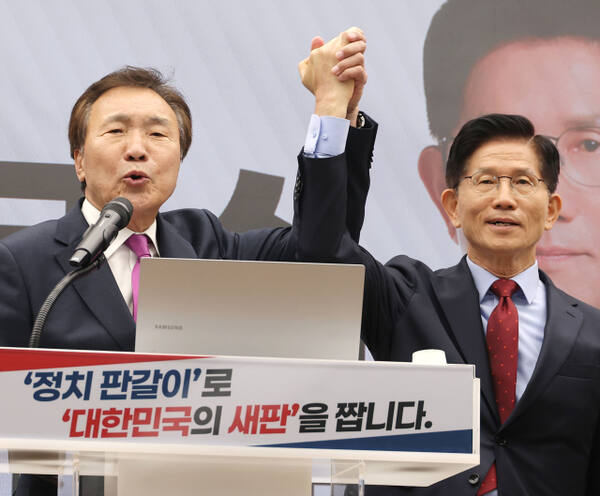 손학규 전 민주당·바른미래당 대표가 22일 서울 여의도 국민의힘 중앙당사에서 열린 정치개혁 관련 긴급 기자회견에서 국민의힘 김문수 대선 후보 지지 선언을 하고 있다. 연합뉴스