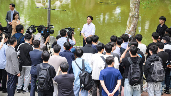개혁신당 이준석 대선 후보가 22일 인천 미추홀구 인하대학교에서 기자들에게 발언하고 있다. 윤원규기자