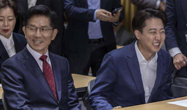 국민의힘 김문수 대선후보와 개혁신당 이준석 대선후보가 19일 서울 중구 서울시청에서 열린 '약자와 동행하는 서울 토론회'에 참석해 내빈들과 인사하고 있다. 연합뉴스