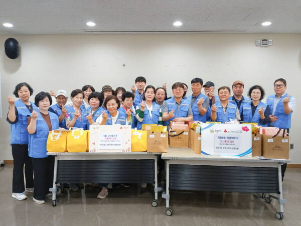 의왕시 내손1동 지역사회보장협의체가 여름철 무더위에 취약한 어려운 어르신들에게 여름용품을 선물하고 기념촬영을 하고 있다. 의왕시 제공
