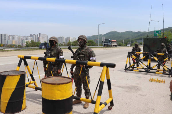 육군 제8기동사단 장병들이 훈련상황에서 교통통제를 하고 있다. 육군 제8기동사단 제공