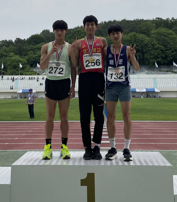 오준석(가운데)이 제54회 전국종별육상대회 남고부 1천500m서 시즌 최고기록으로 3관왕에 오른 뒤 시상대에서 2,3위 입상 선수들과 기념촬영을 하고 있다.경기체고 제공