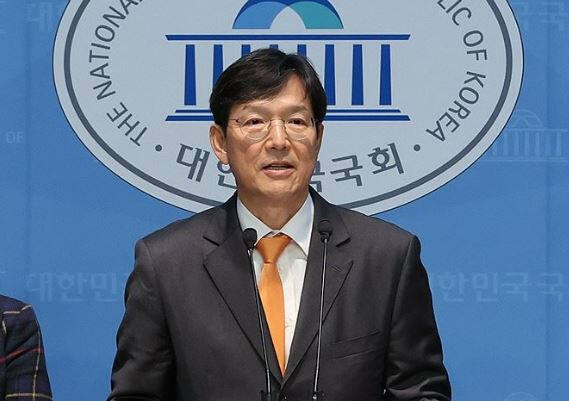 개혁신당 함익병 선거관리위원장이 지난 18일 서울 여의도 국회 소통관에서 조기 대선의 개혁신당 대선 후보로 이준석 의원을 선출한 투표결과를 설명하는 모습. 연합뉴스