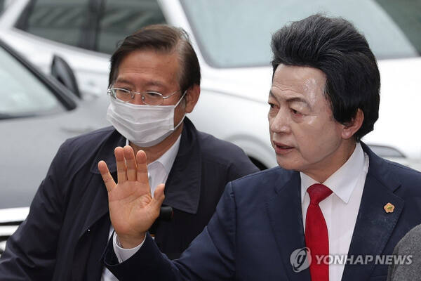 신도 추행·사기 등 혐의를 받는 허경영 국가혁명당 명예대표가 지난 16일 오후 의정부지방법원에서 열린 구속 전 피의자심문을 위해 출석하고 있다. 연합뉴스