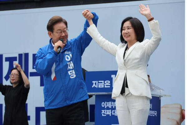 지난 19일 서울 영등포구 타임스퀘어에서 열린 유세에서 더불어민주당 이재명 대선 후보가 허은아 전 개혁신당 대표와 함께 손을 잡고 포즈를 취하는 모습. 연합뉴스
