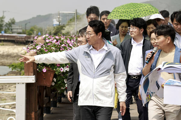 정명근 화성특례시장이 전곡항 제15회 화성 뱃놀이축제장에서 로드체킹을 하고 있다. 화성특례시 제공