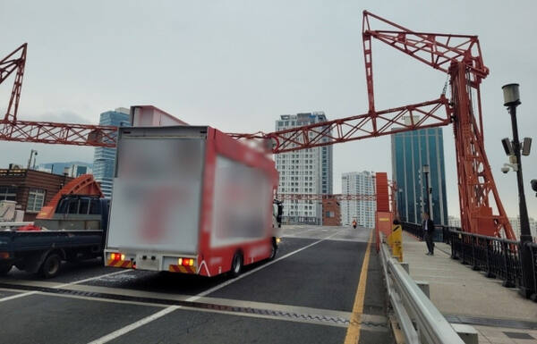 지난 15일 부산 영도대교로 들어서던 선거유세 차량이 다리 상부에 설치된 4.5ｍ짜리 높이 제한 시설물을 들이받는 사고가 발생한 모습. 연합뉴스 제공