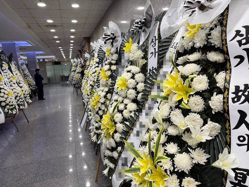 숨진 교사 빈소에 놓인 조화들. 연합뉴스